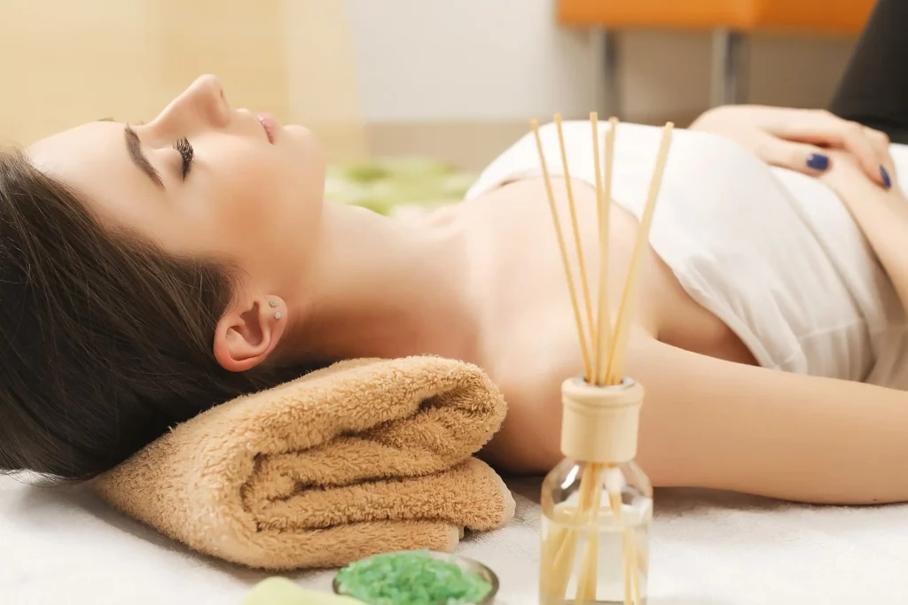 นวดอโรม่าคืออะไร? ประโยชน์ของ Aromatherapy Massage ที่หลายคนหลงรัก 2 นวดอโรม่าคืออะไร? ประโยชน์ของ Aromatherapy Massage ที่หลายคนหลงรัก