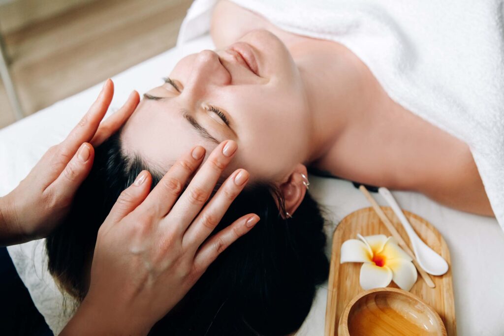 นวดอโรม่าคืออะไร? ประโยชน์ของ Aromatherapy Massage ที่หลายคนหลงรัก 5 นวดอโรม่าคืออะไร? ประโยชน์ของ Aromatherapy Massage ที่หลายคนหลงรัก