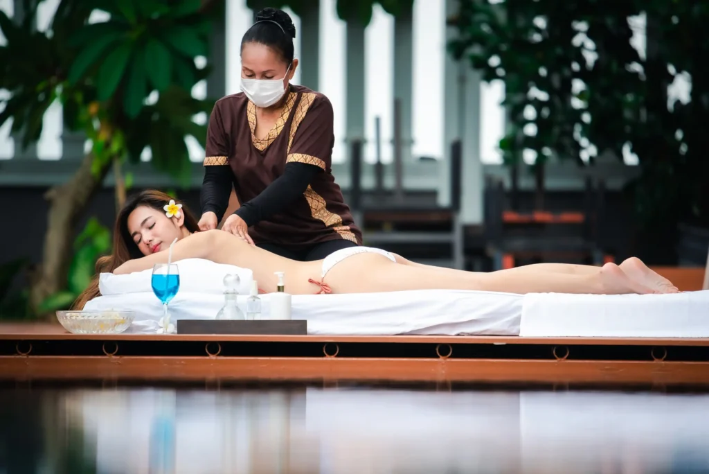 เปรียบเทียบนวดแผนไทยและนวดน้ำมัน เลือกแบบไหนเหมาะกับคุณ? 5 ความแตกต่างของนวดแผนไทยกับนวดน้ำมัน เลือกแบบไหนดีสำหรับคุณ?