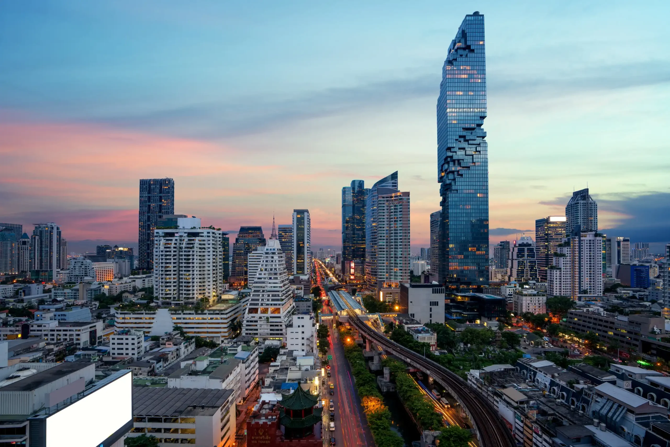 bangkok-before-sunset-with-modern-business-building-from-top-view-bangkok-thailand (Horizontal)
