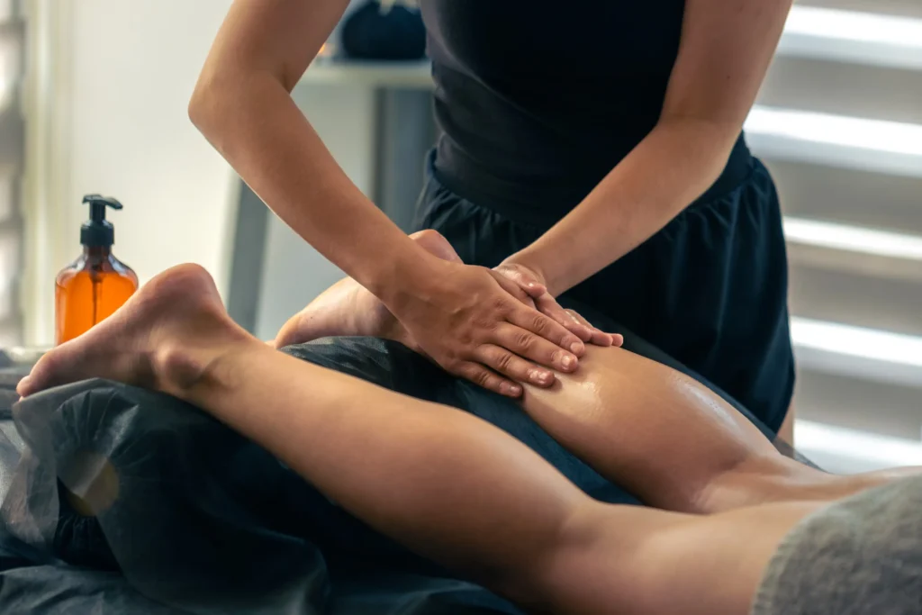 นวดในห้องพักโรงแรมเลือกแบบไหนดี? เปรียบเทียบบริการนวดแต่ละประเภท 2 deep thigh massage modern spa oiled relaxation Horizontal