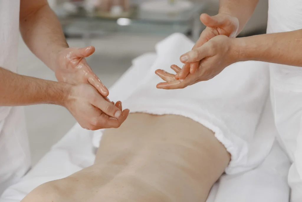 นวดถึงโรงแรม กรุงเทพฯ จองบริการนวดถึงห้องพักอย่างไร? 6 massage with four hands concept healthcare female beauty two masseuses make double massage girl woman spa salon Horizontal