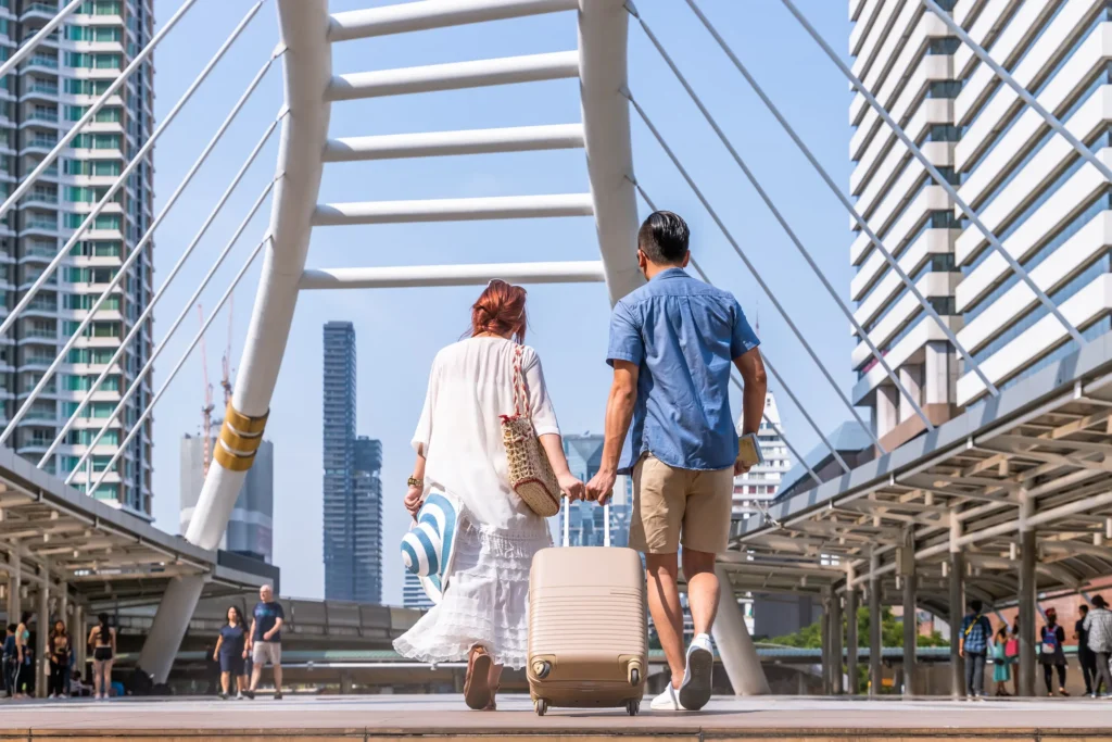 นวดถึงโรงแรม กรุงเทพฯ จองบริการนวดถึงห้องพักอย่างไร? 7 young asian couple walking with luggage travel summer vacation honeymoon trip Horizontal